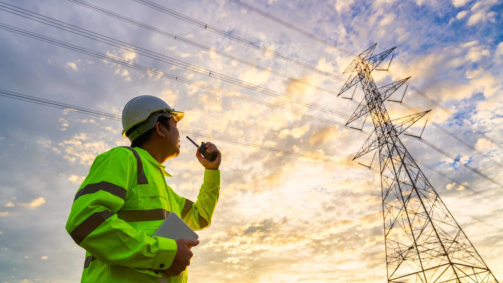Choosing the Best Laser Rangefinder and HD Binoculars for Power Transmission Line Inspection Choosing the Best Laser Rangefinder and HD Binoculars for Power Transmission Line Inspection